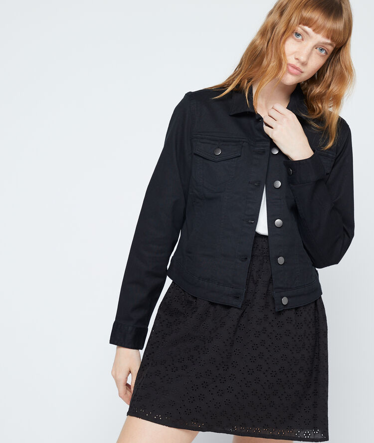 Veste en jean noir.