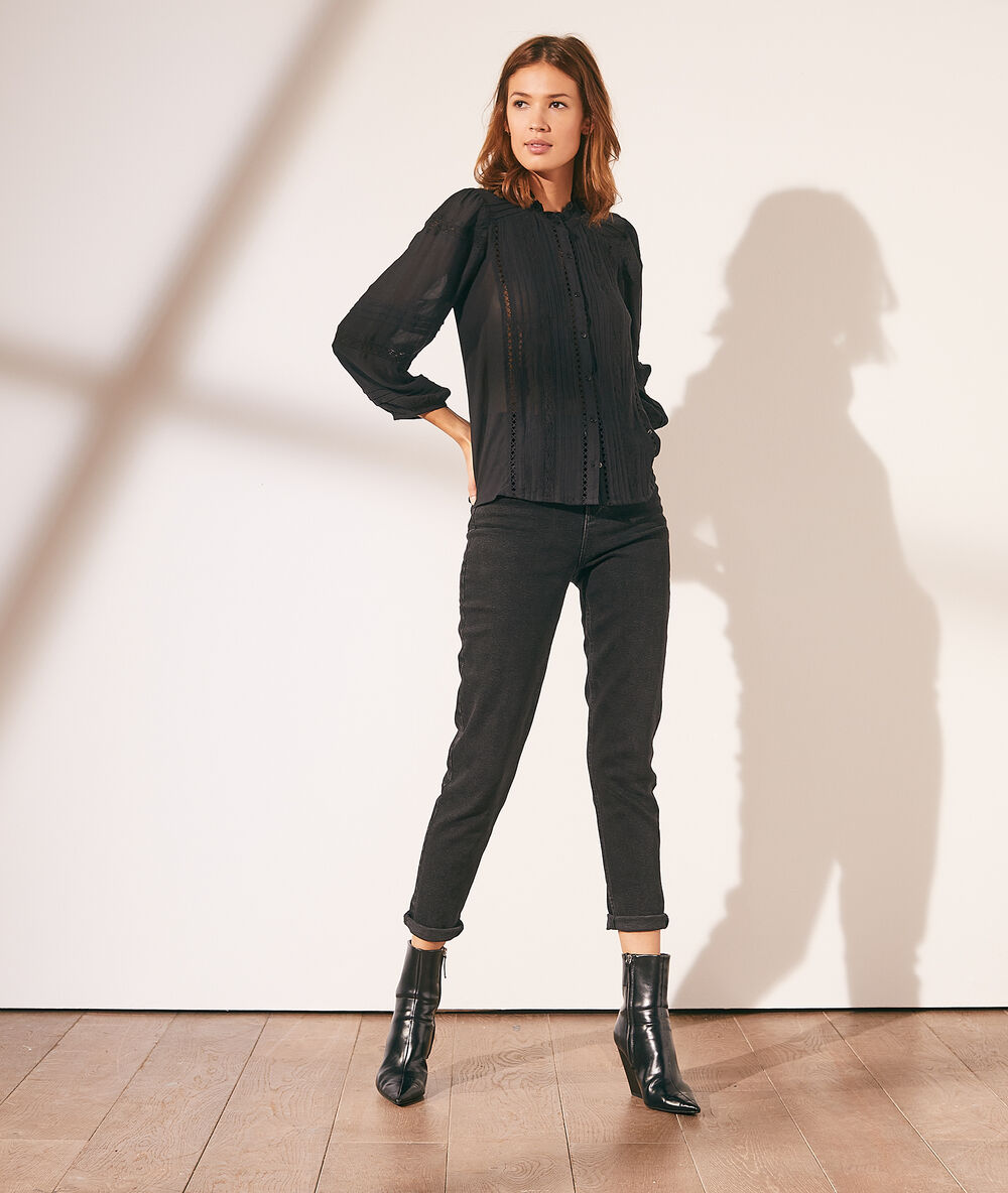 Chemise avec détails en dentelle noir.