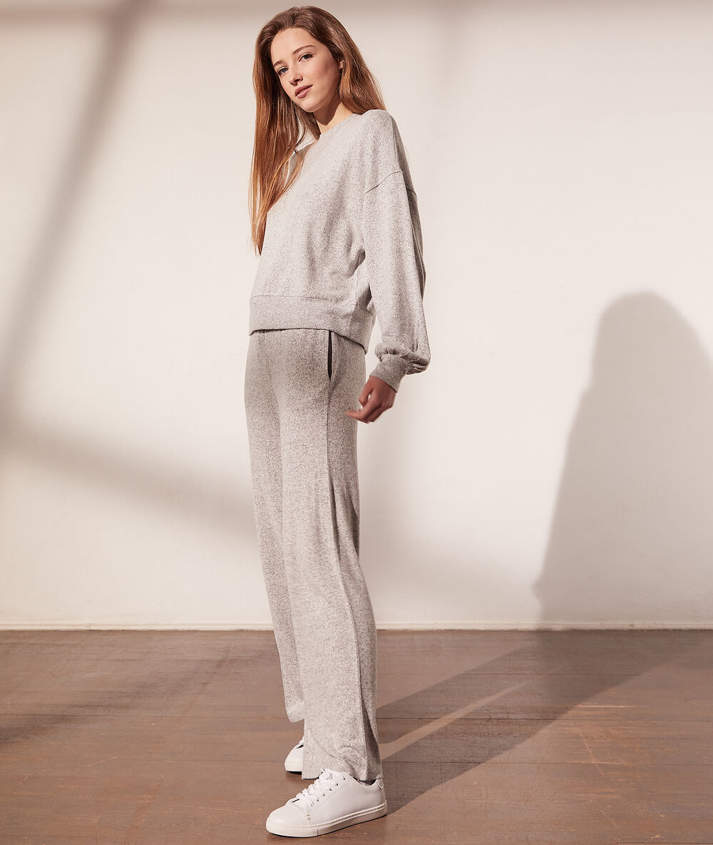 Sweat en maille gris chine clair.