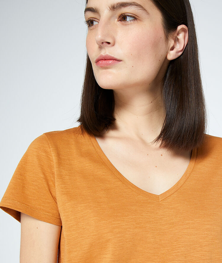 T-shirt col v camel.