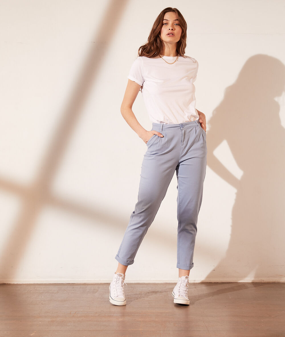 Pantalon chino bleu.