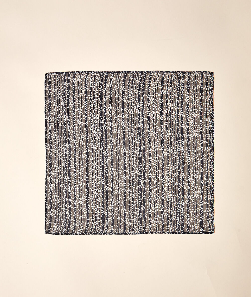 Foulard 44 x 44 cm fleuri fils métallisés noir.
