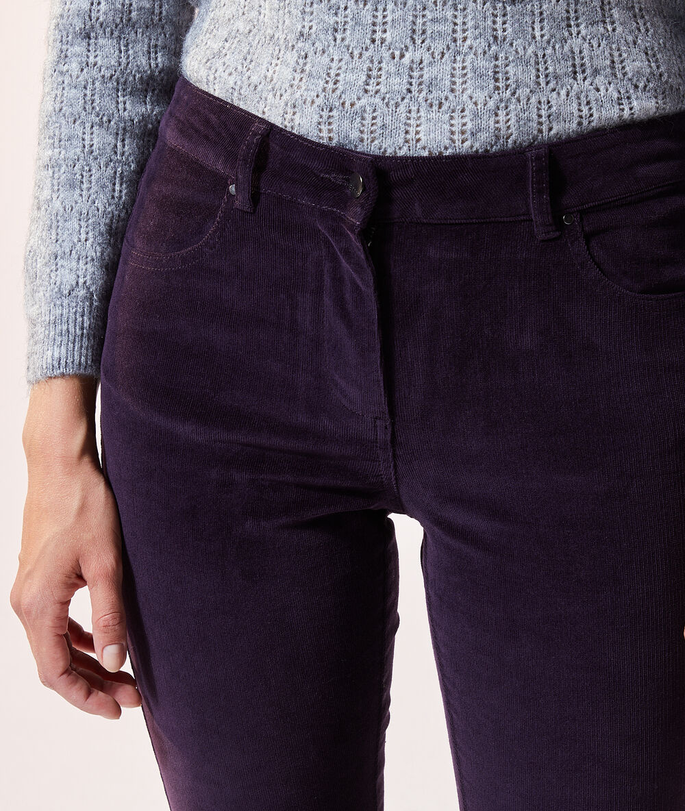 Pantalon en velours slim aubergine.