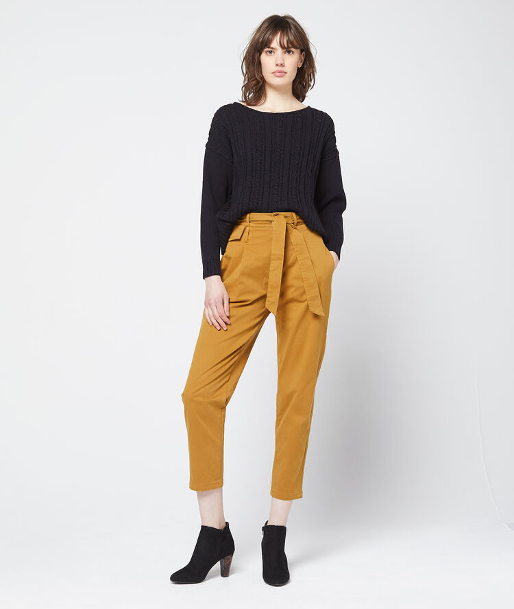 Pull en maille torsadée noir.