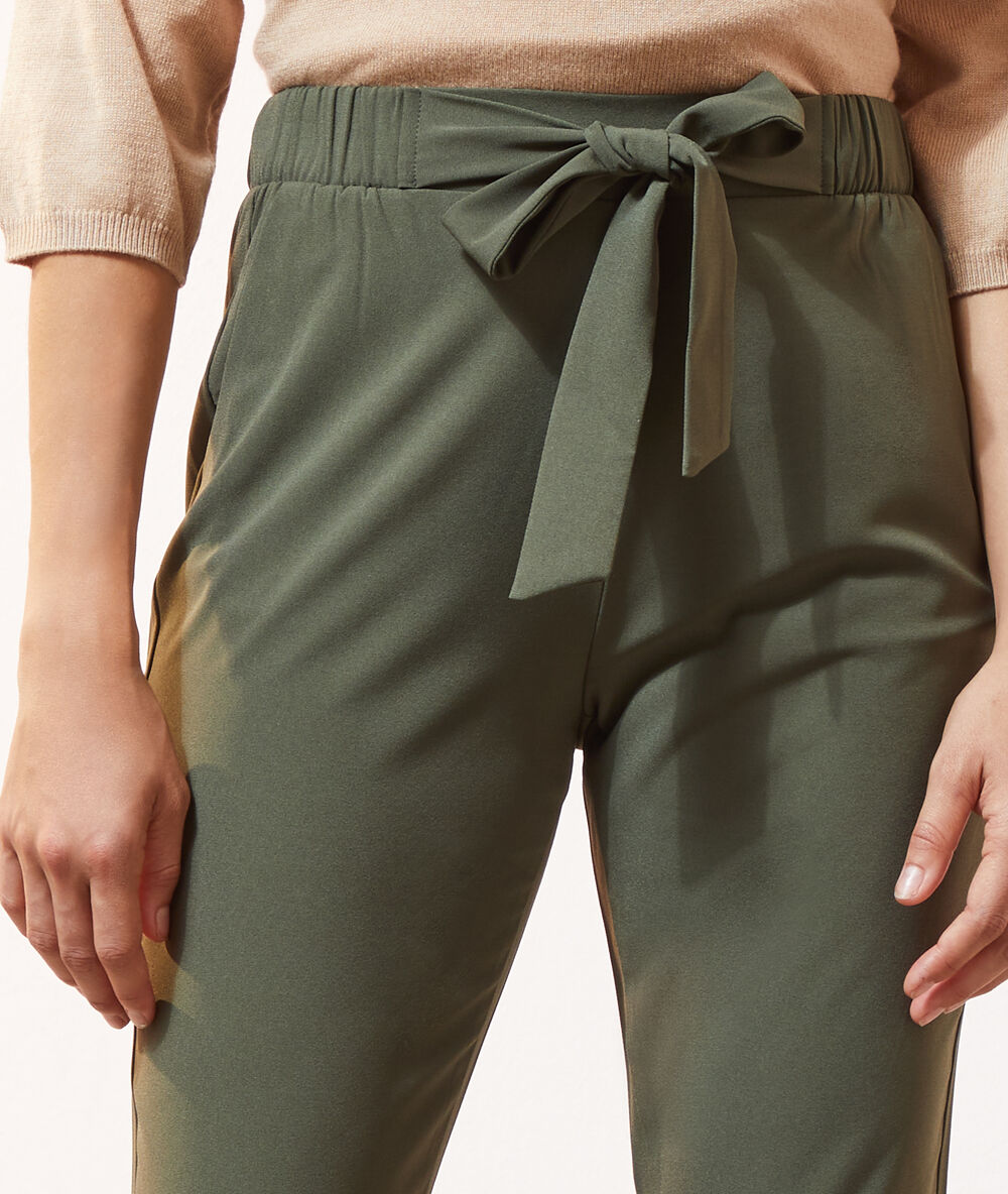 Pantalon carotte à nouer kaki.