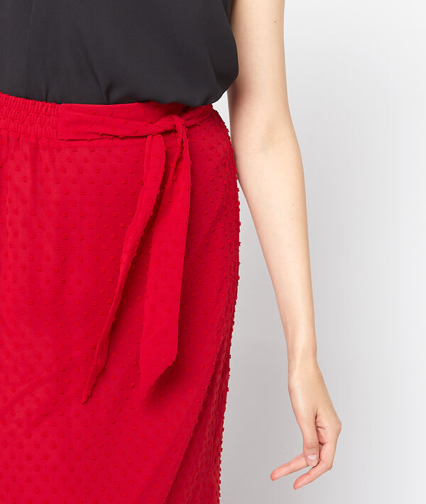 Jupe longue en plumetis rouge.