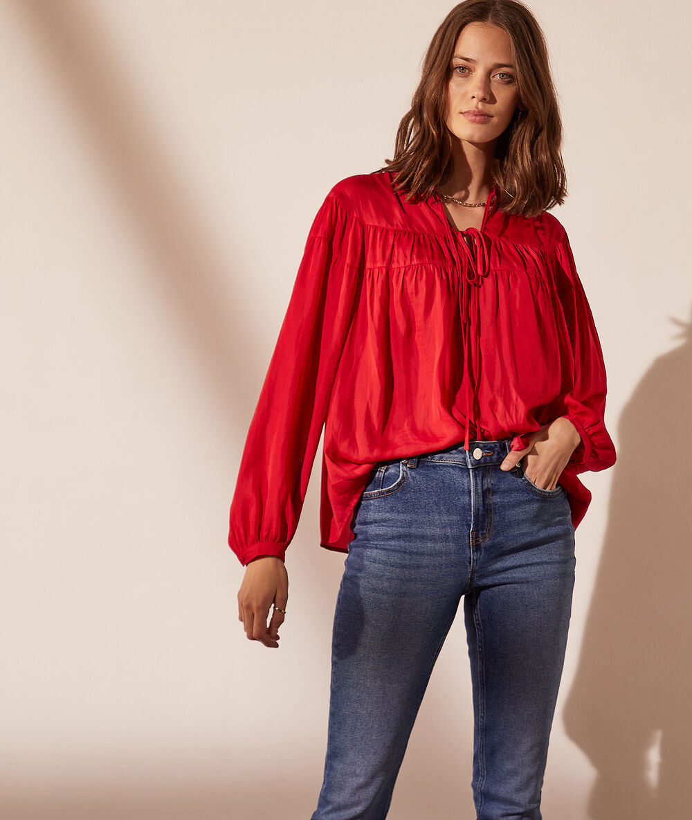 Blouse à manches ballon fushia.