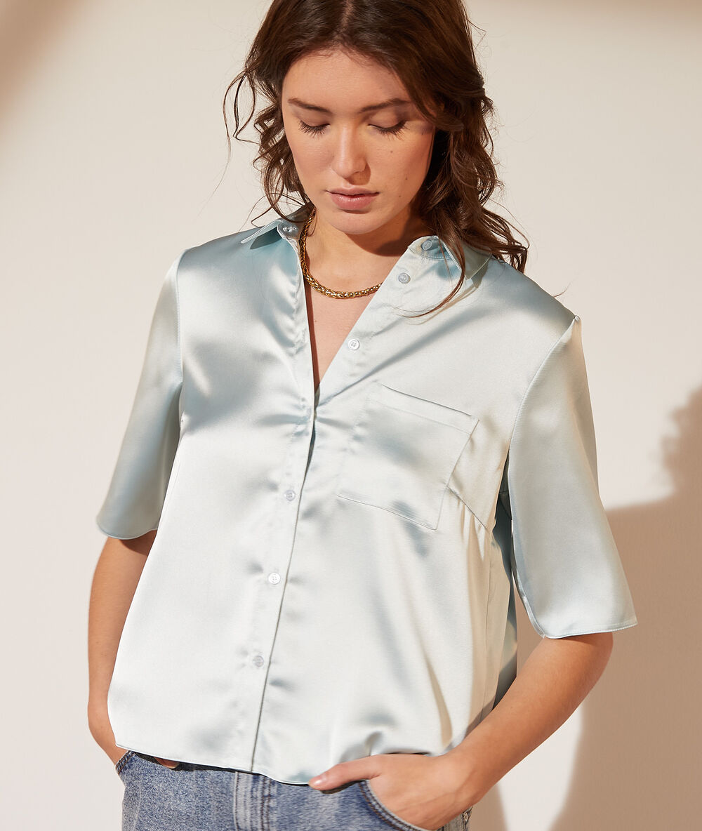 Chemise satinée celadon.