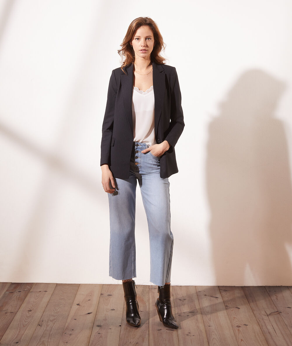 Veste de tailleur rayée marine.