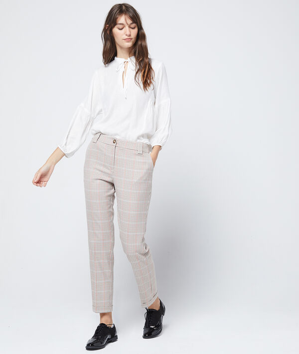 Pantalon cigarette à carreaux nude.