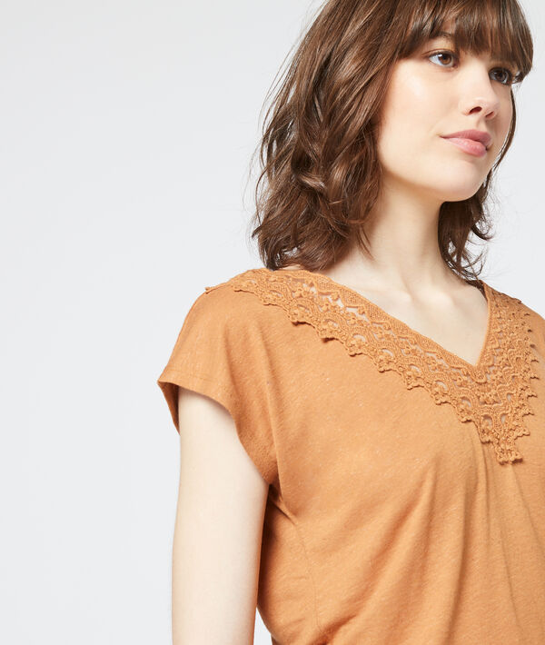 T-shirt à decolleté guipure T-shirt à decolleté guipure