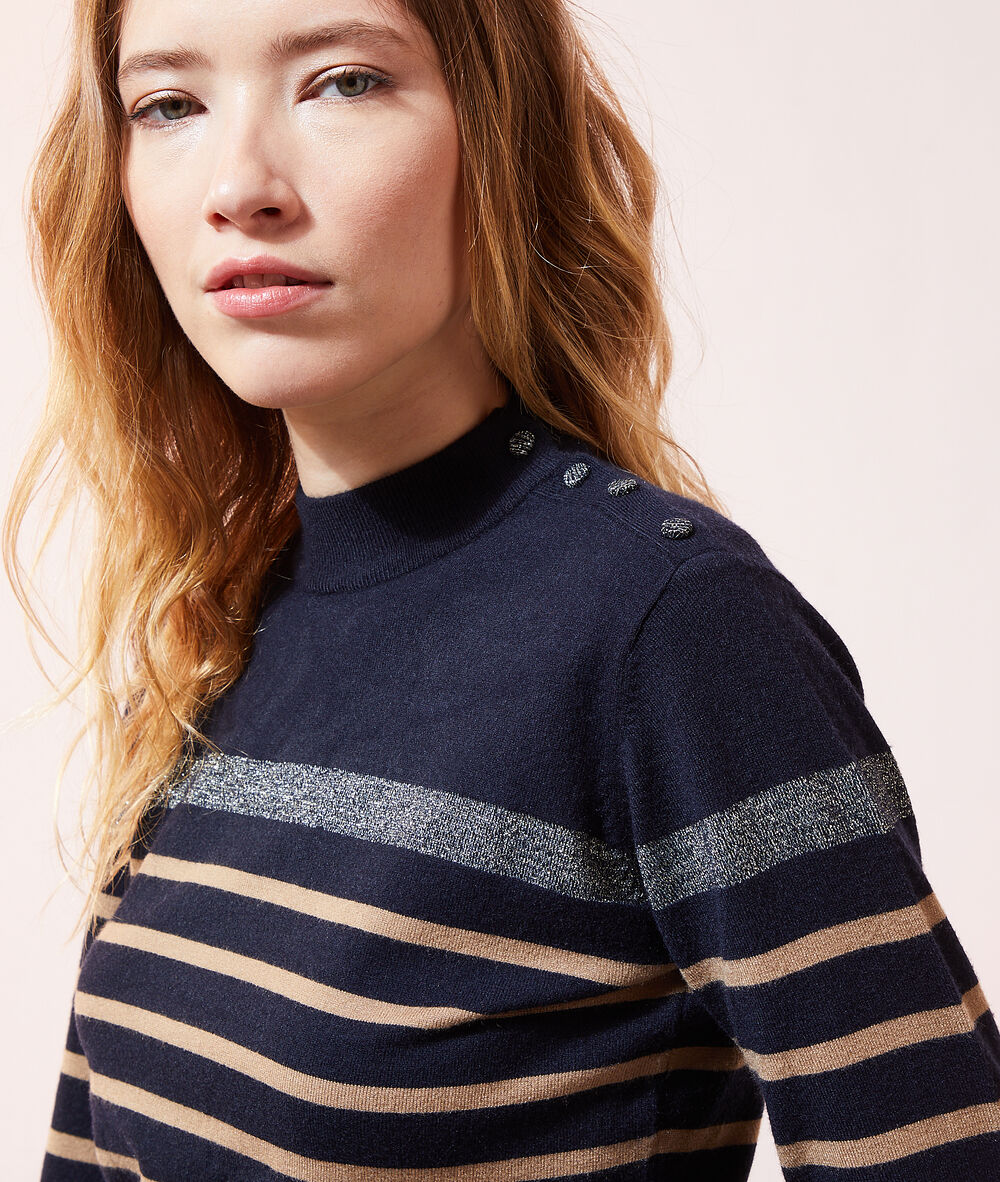 Pull rayé en maille fine marine.