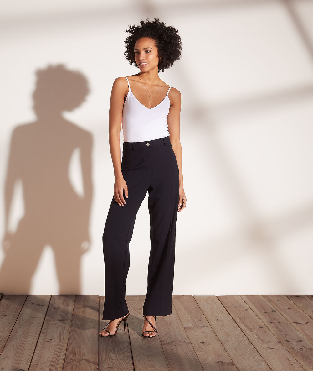 Pantalon large à pinces bleu marine.
