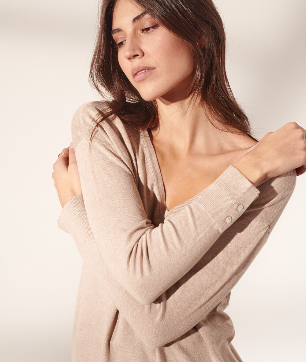 Pull col v en maille fine camel clair.