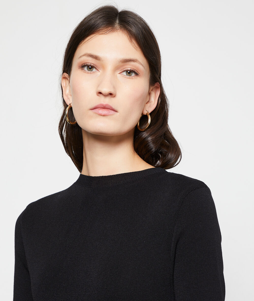 Robe pull noir.