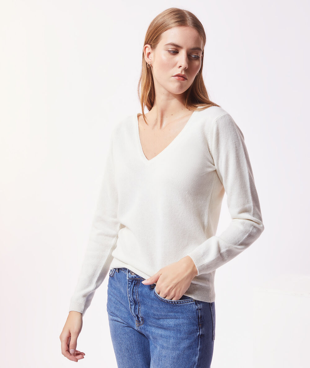 Pull col v en cachemire ecru.