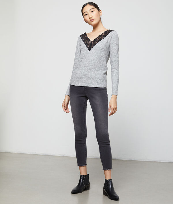 Top décolleté en guipure gris.