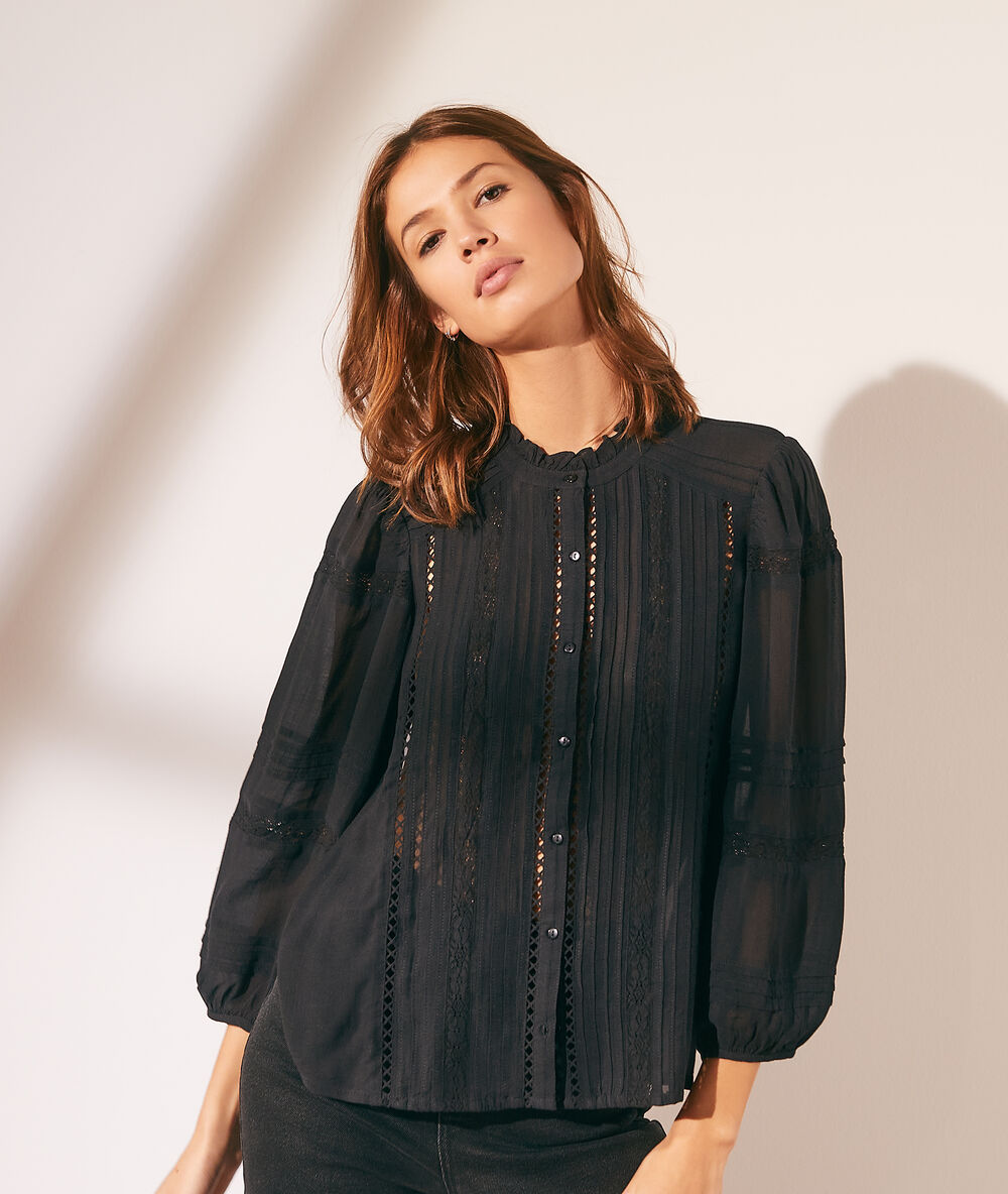 Chemise avec détails en dentelle noir.