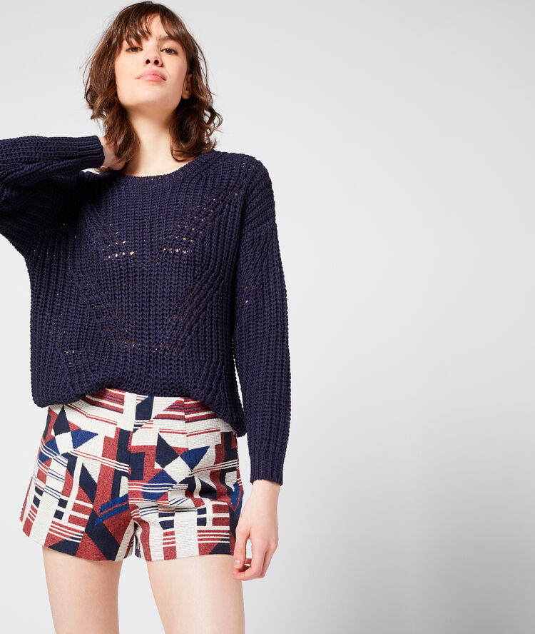 Pull en grosse maille marine.