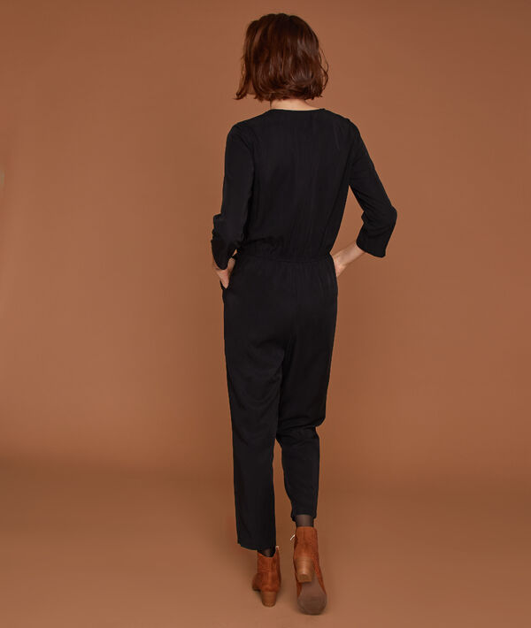 Combinaison boutonnée à broderies en tencel® noir.