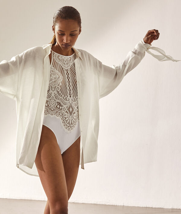 Chemise à manches nouées ecru.