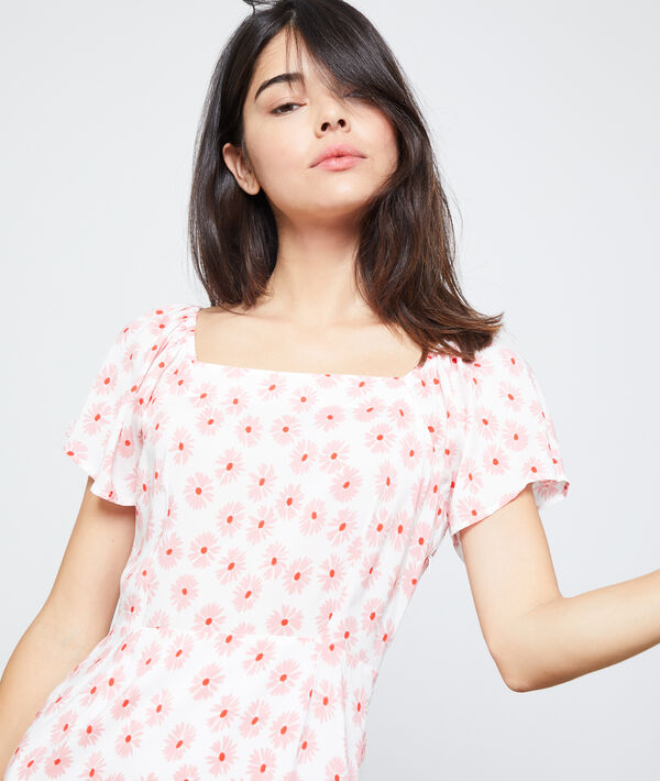 Robe à imprimé fleuri rose pale.