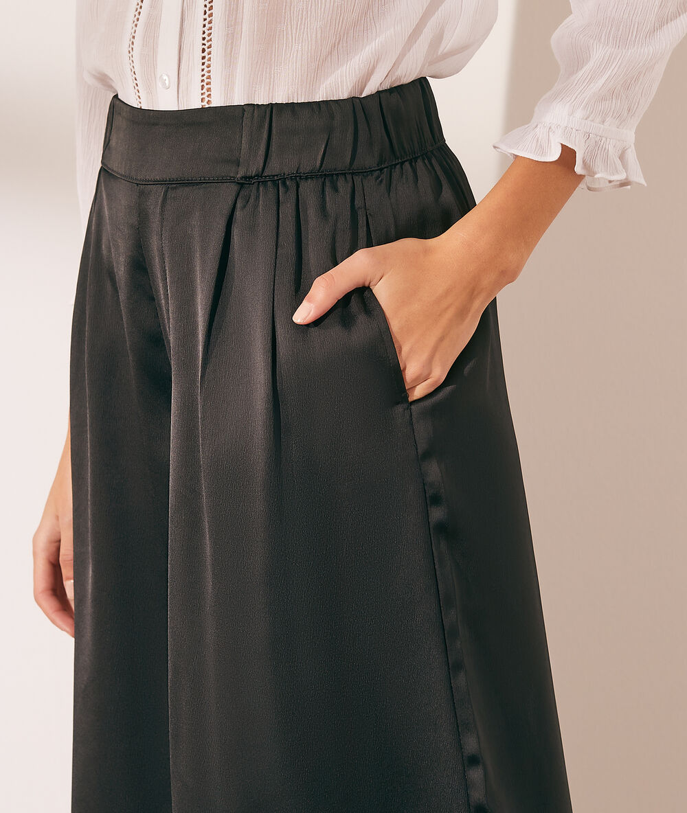 Pantalon large noir.