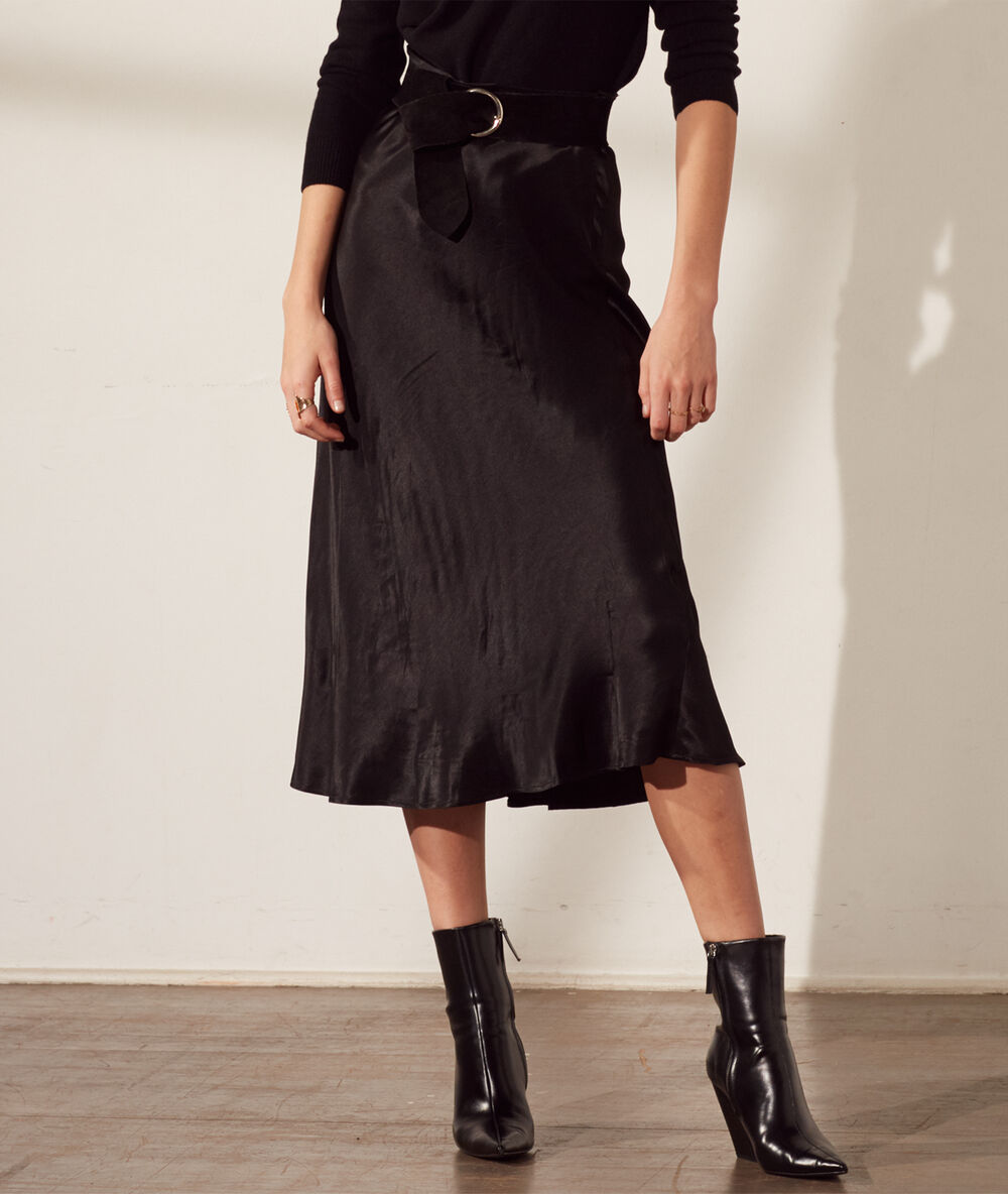 Jupe midi satinée noir.