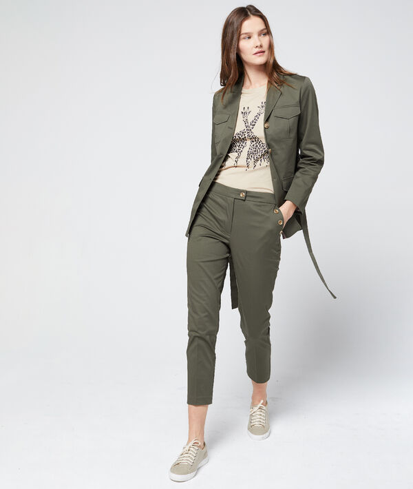 Veste ceinturée à col tailleur kaki clair.