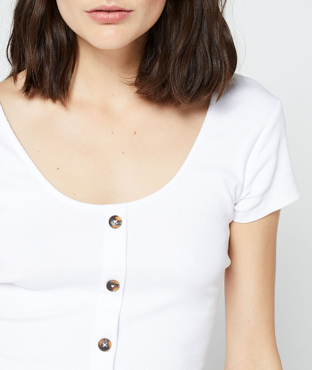 T-shirt boutonné blanc.