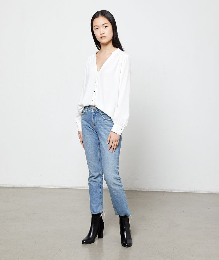 Blouse boutonnée ecru.