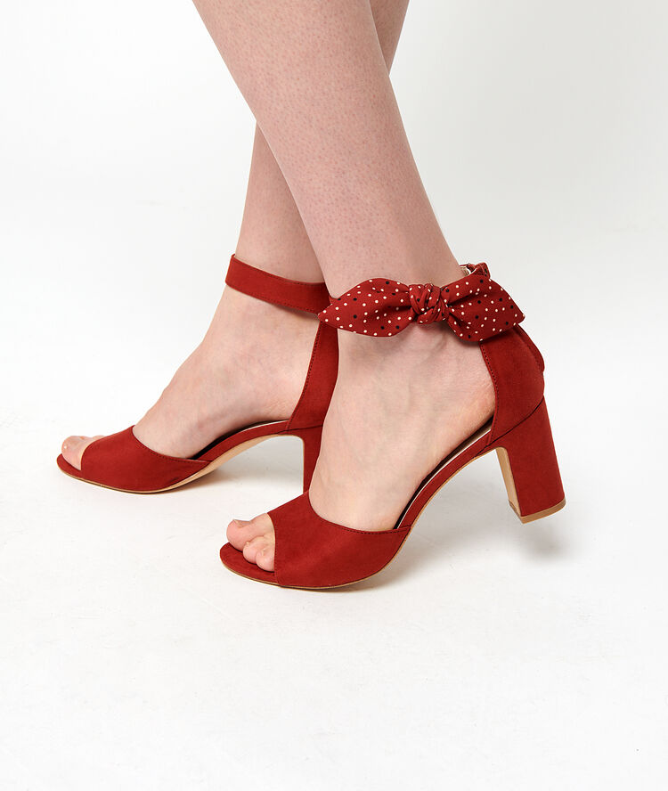 Sandales nouées à talons brique.