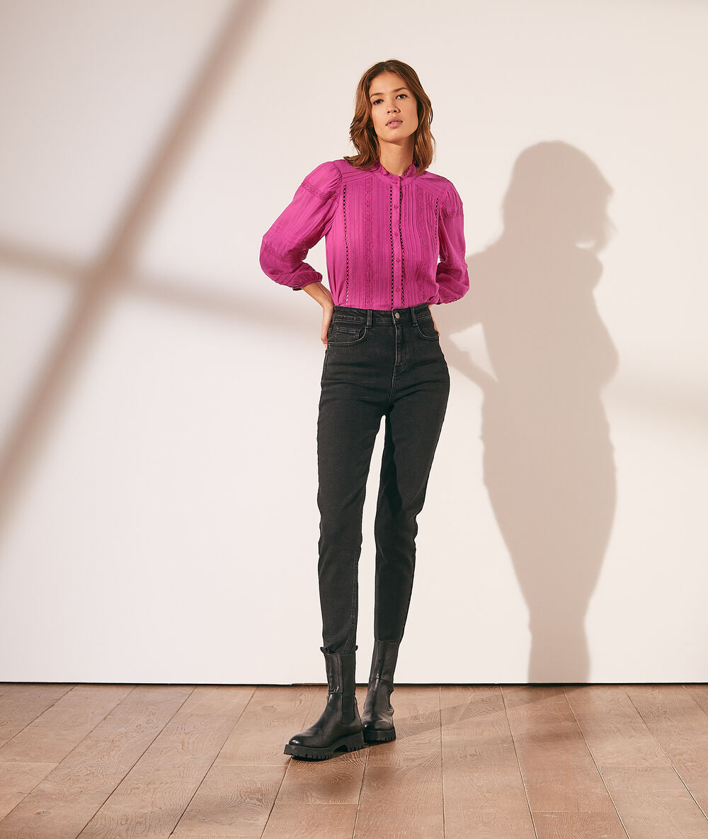 Chemise avec détails en dentelle fushia.