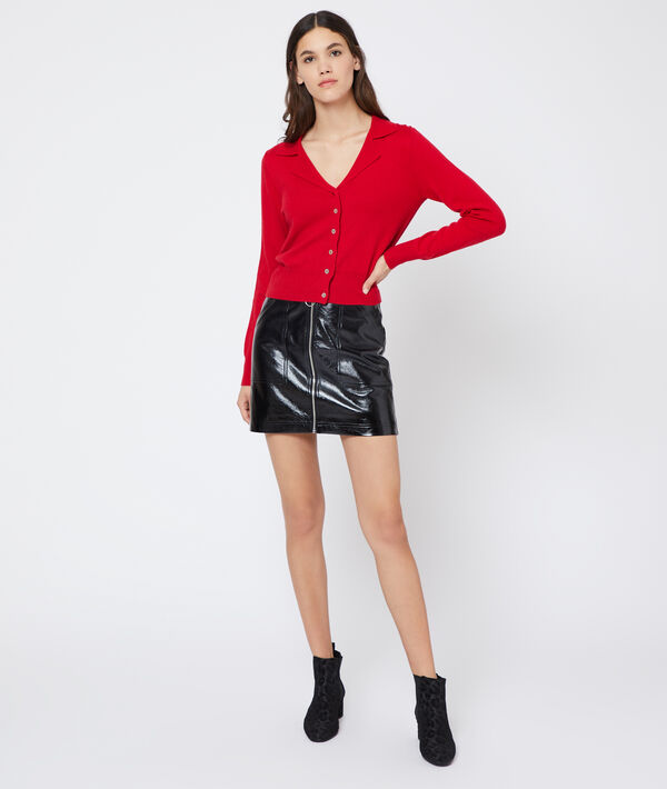 Cardigan à col chemisier carmin.