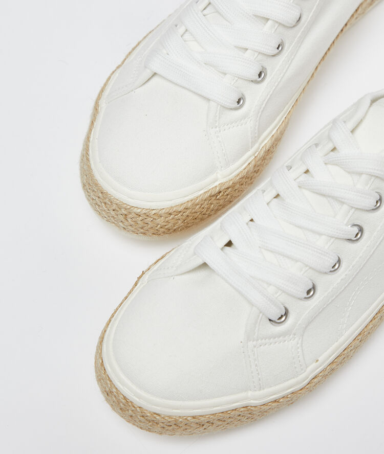 Baskets effet tressé blanc.
