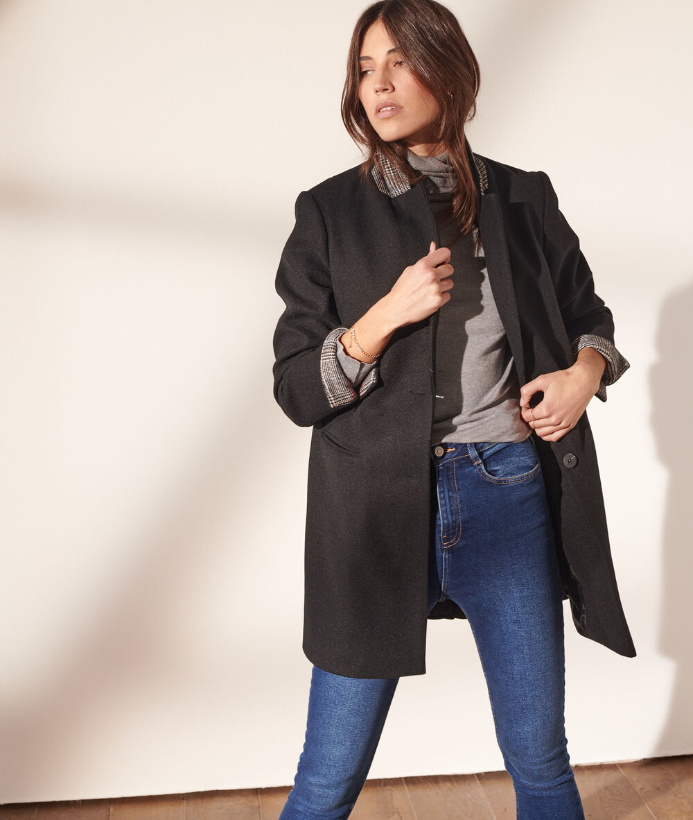 Manteau droit noir.