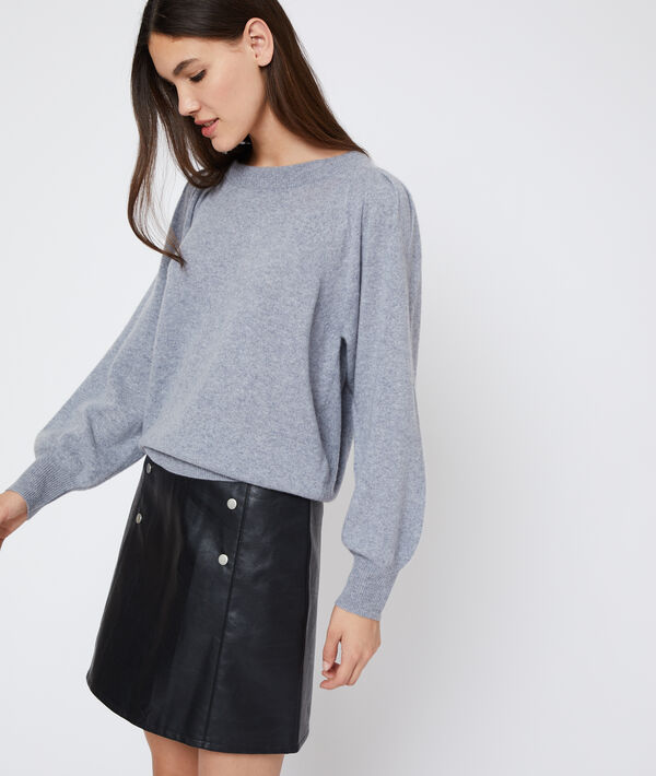 Pull manches larges en cachemire anthracite.