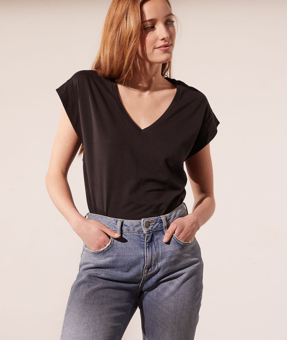 T-shirt col v noir.