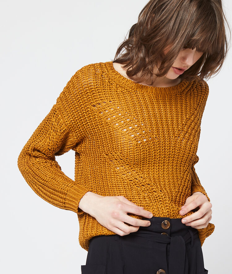 Pull en grosse maille moutarde.