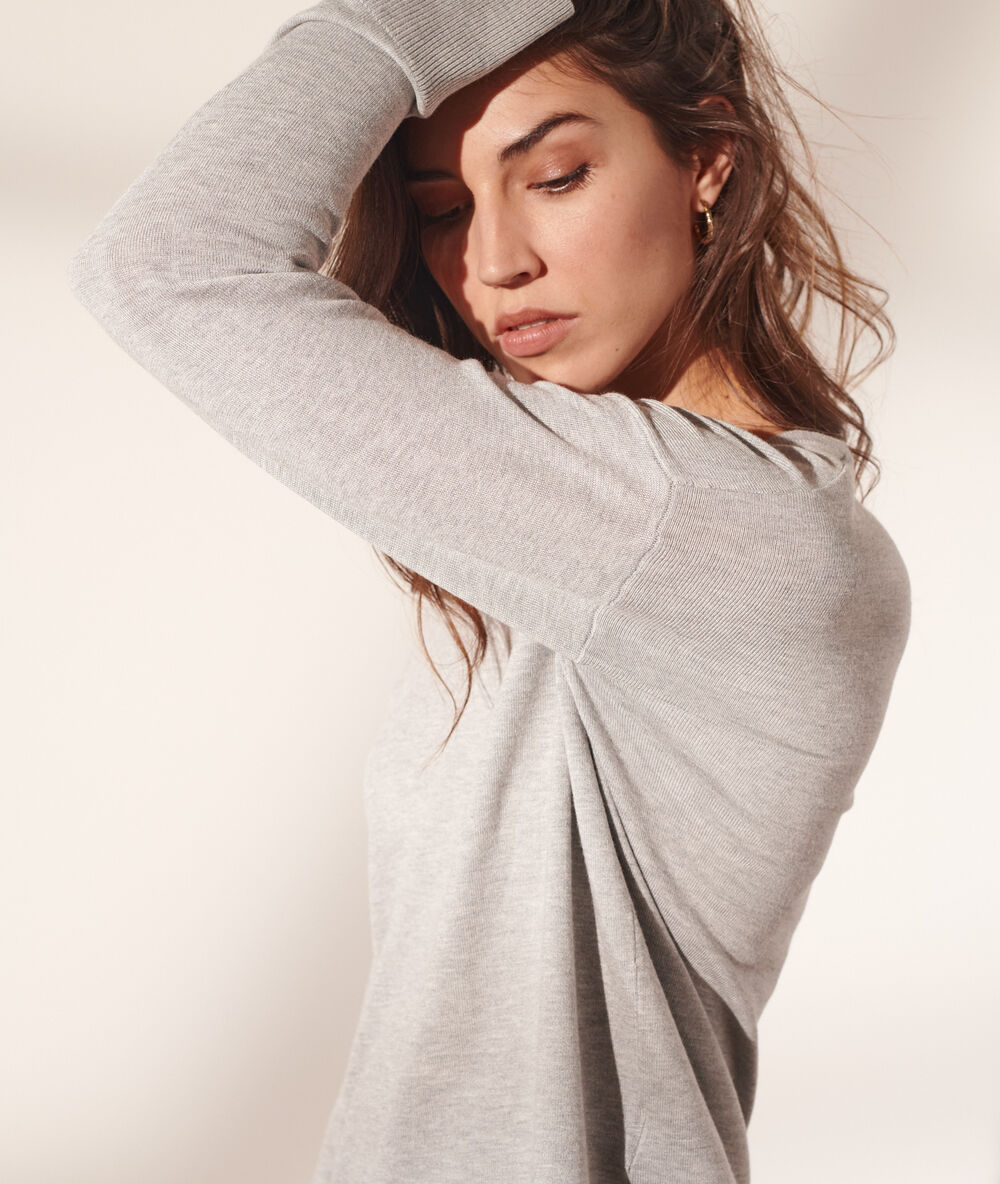 Pull col v en maille fine gris chine clair.