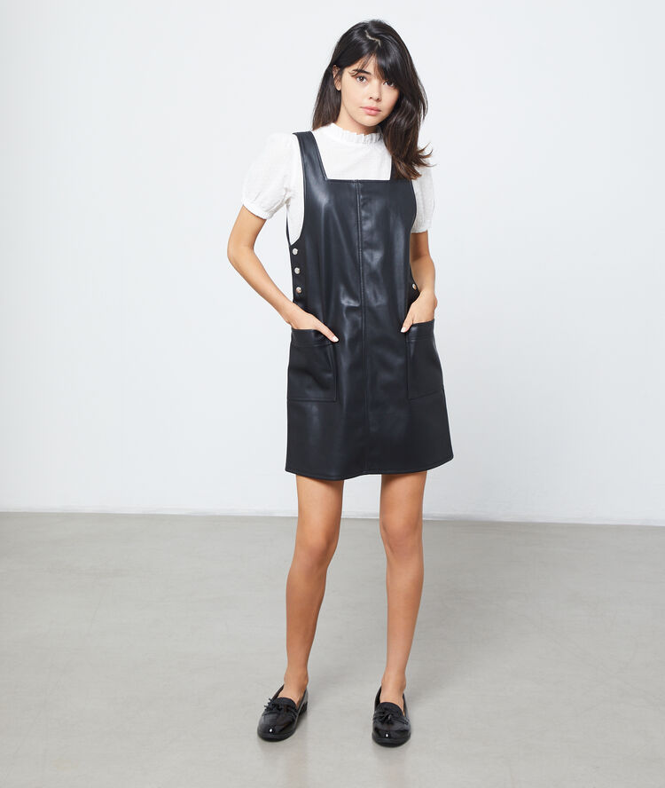 Robe salopette en similicuir noir.