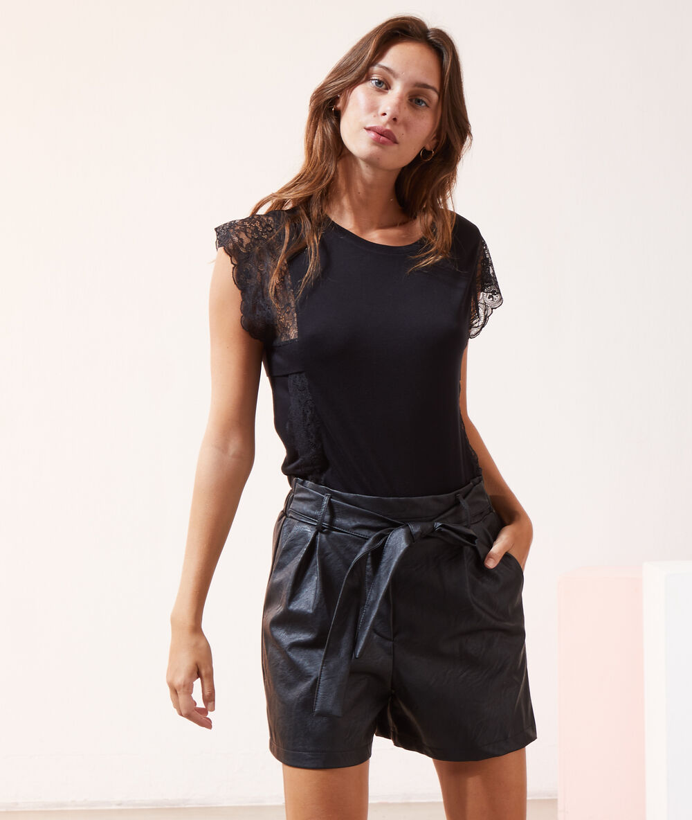 T-shirt détails dentelle noir.