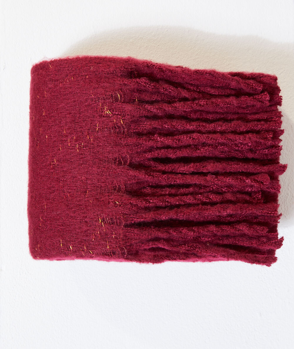 Echarpe mouchetée à franges framboise.