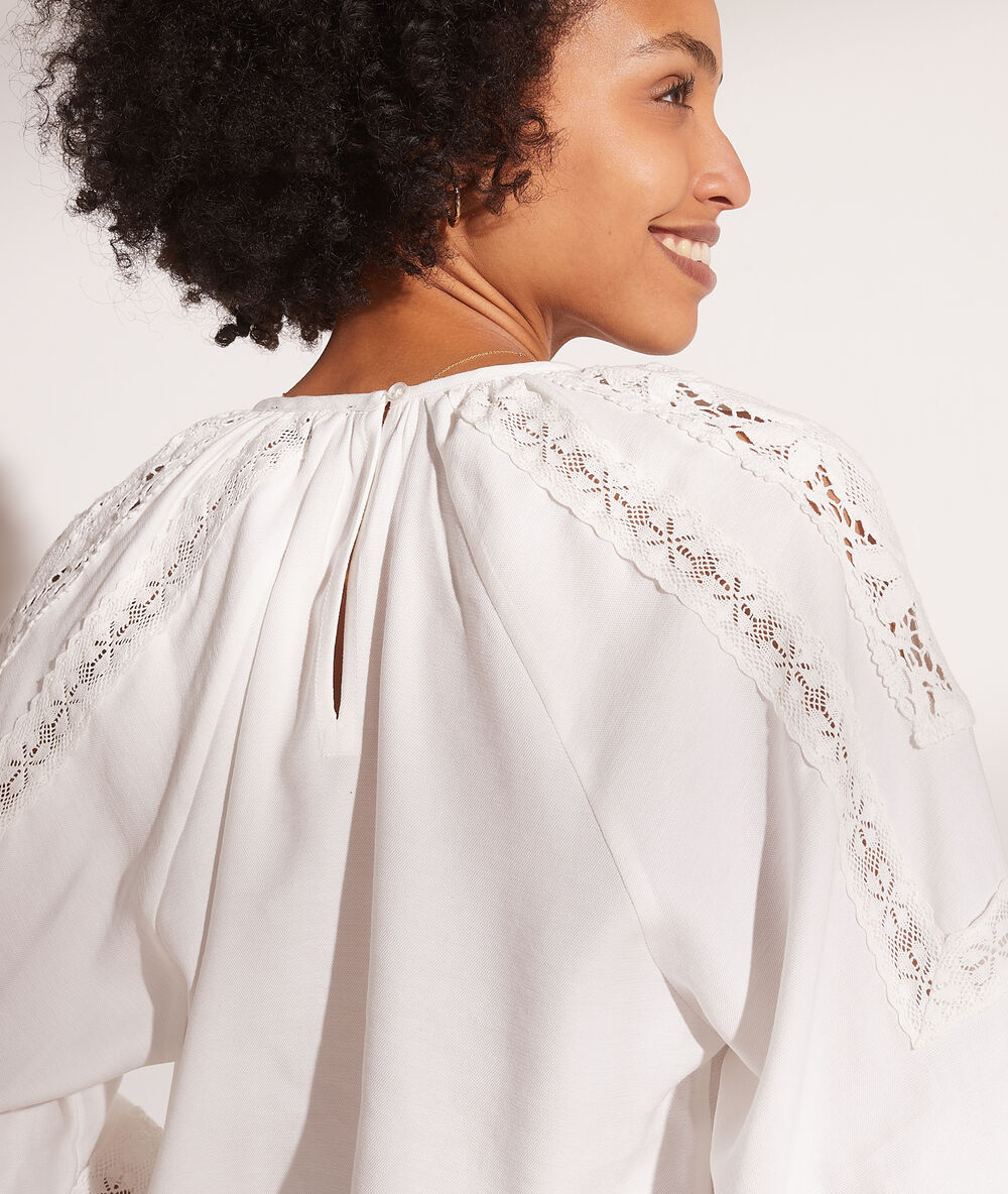 Blouse détails en dentelle blanc.