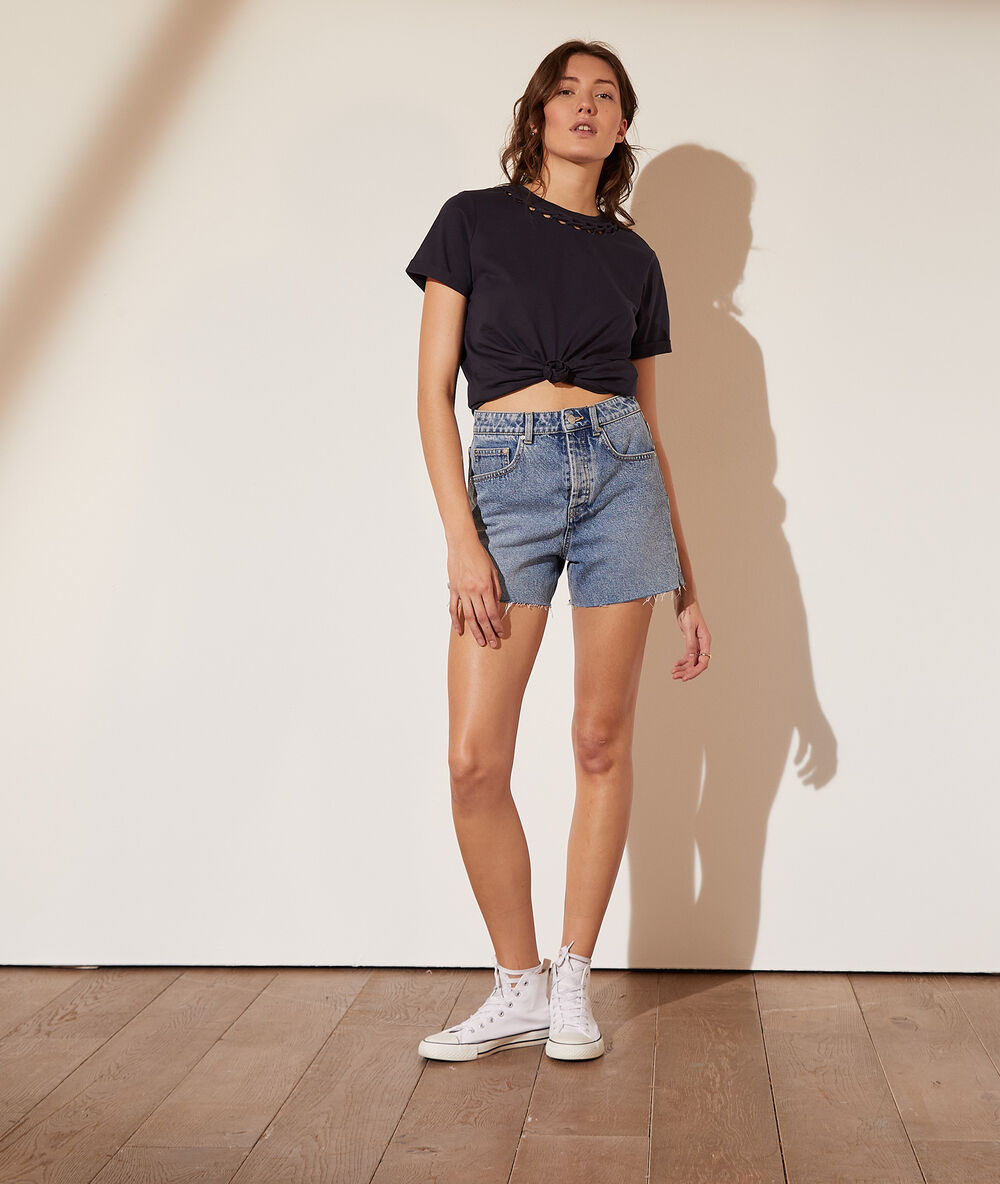 T-shirt col ajouré marine.