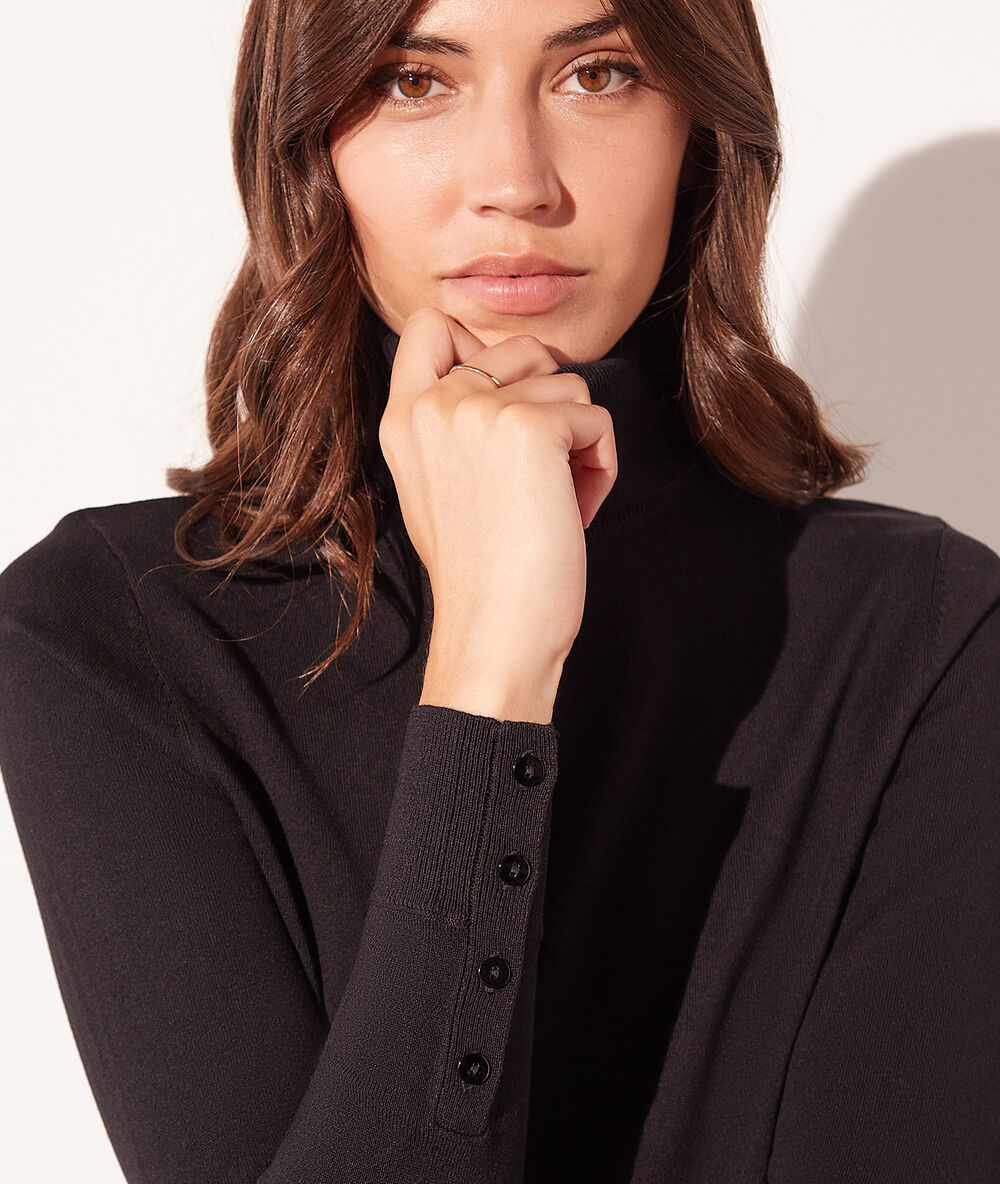 Pull col roulé en maille éco-responsable noir.
