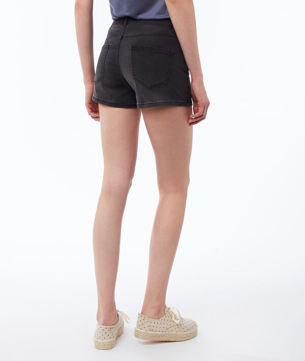 Short boutonné noir.