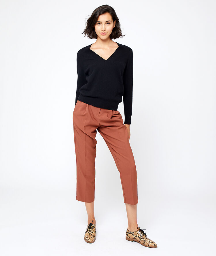 Pull col v en cachemire noir.