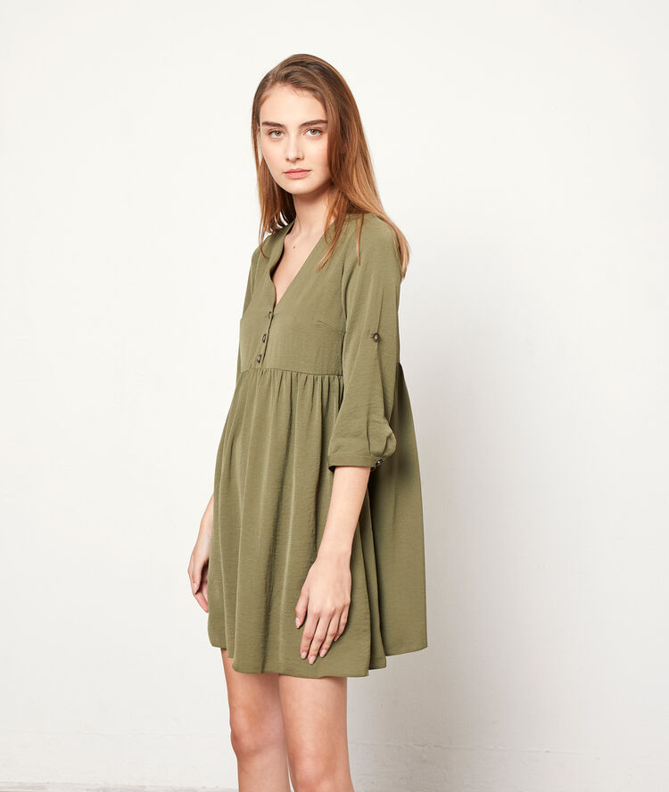 Robe fluide à boutons kaki clair.