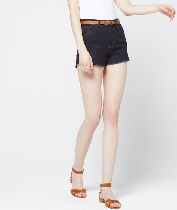 Short en jean ceinturé brut.
